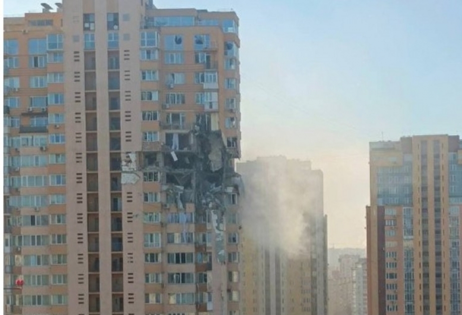 Ukraine : un missile russe frappe un immeuble à Kiev