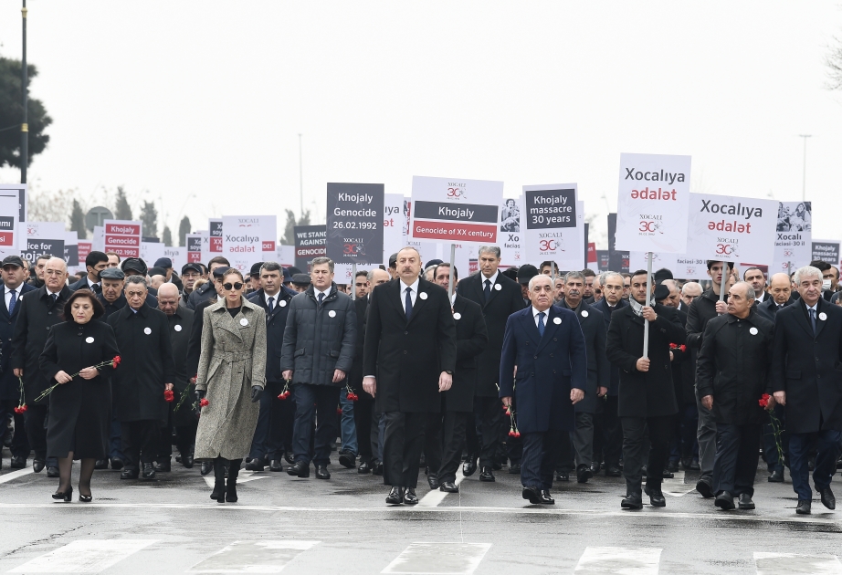 Umzug aus Anlass des 30. Jahrestages des Völkermords von Chodschali  Präsident Ilham Aliyev und First Lady Mehriban Aliyeva nahmen ebenfalls am gemeinsamen Marsch teil VIDEO