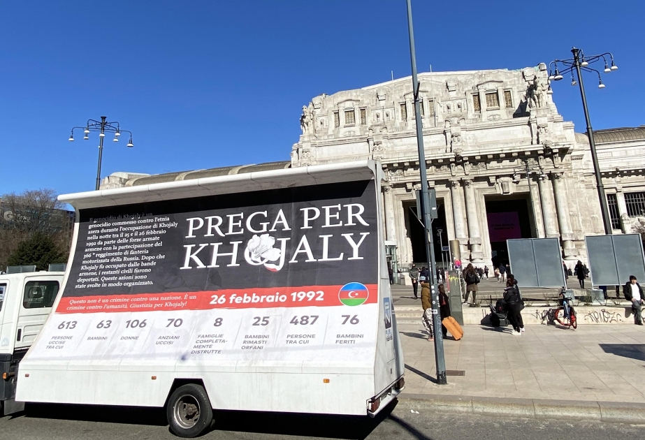 Üzərində Xocalı faciəsinə dair məlumatların əks olunduğu avtomobil Milan küçələrində hərəkət edib VİDEO