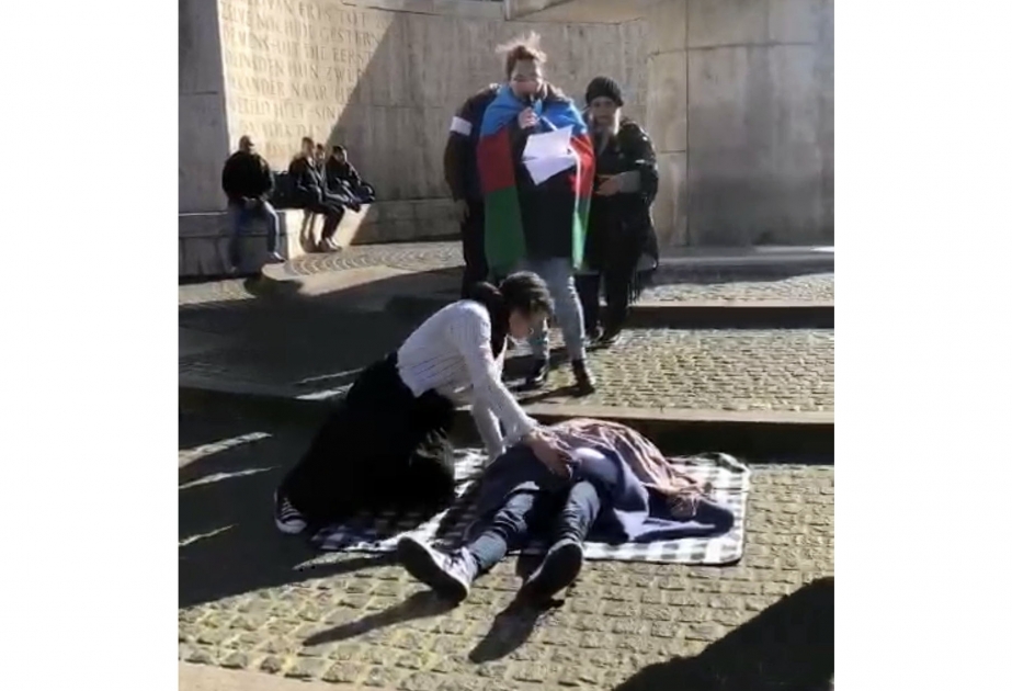 Amsterdam mərkəzi meydanında Xocalı soyqırımını əks etdirən pantomima tamaşa təqdim olunub VİDEO
