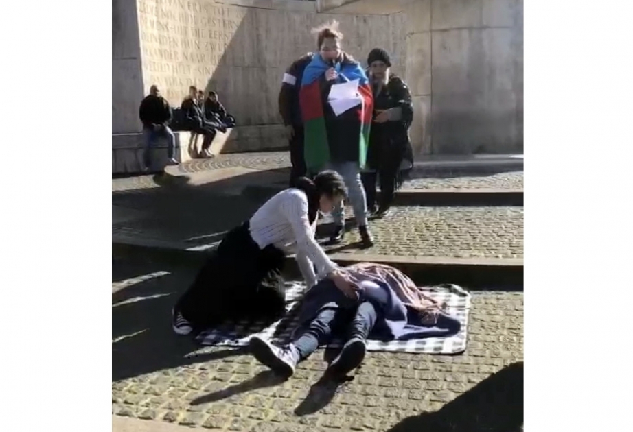 Espectáculo de pantomima sobre el genocidio de Joyalí fue presentado en la plaza central de Ámsterdam