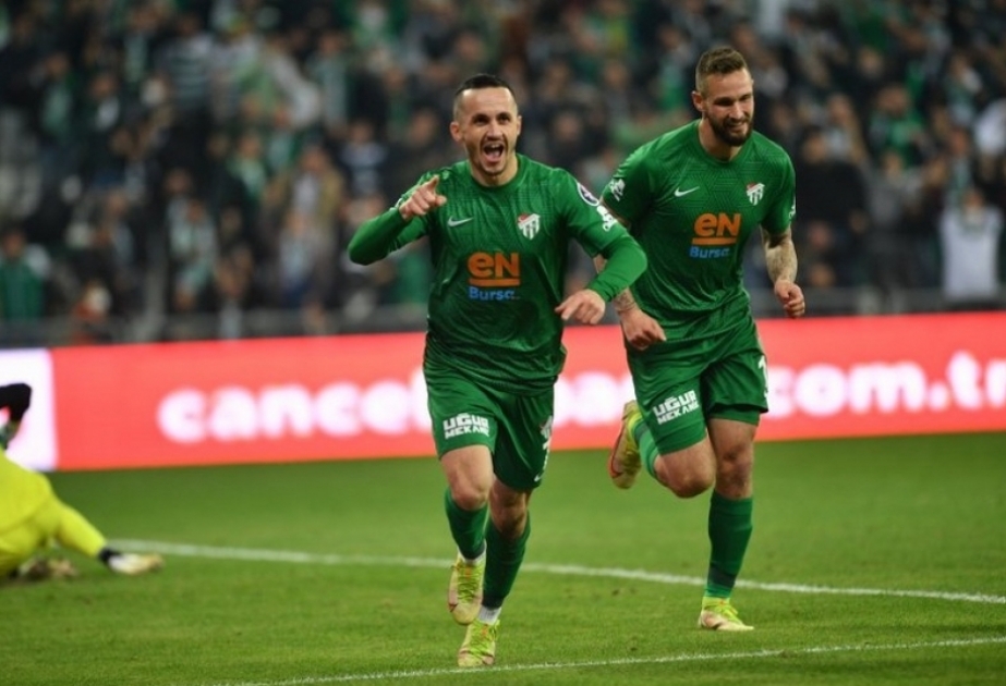 Azərbaycan millisinin yarımmüdafiəçisi Namik Ələskərov “Bursaspor” klubunda fərqlənib