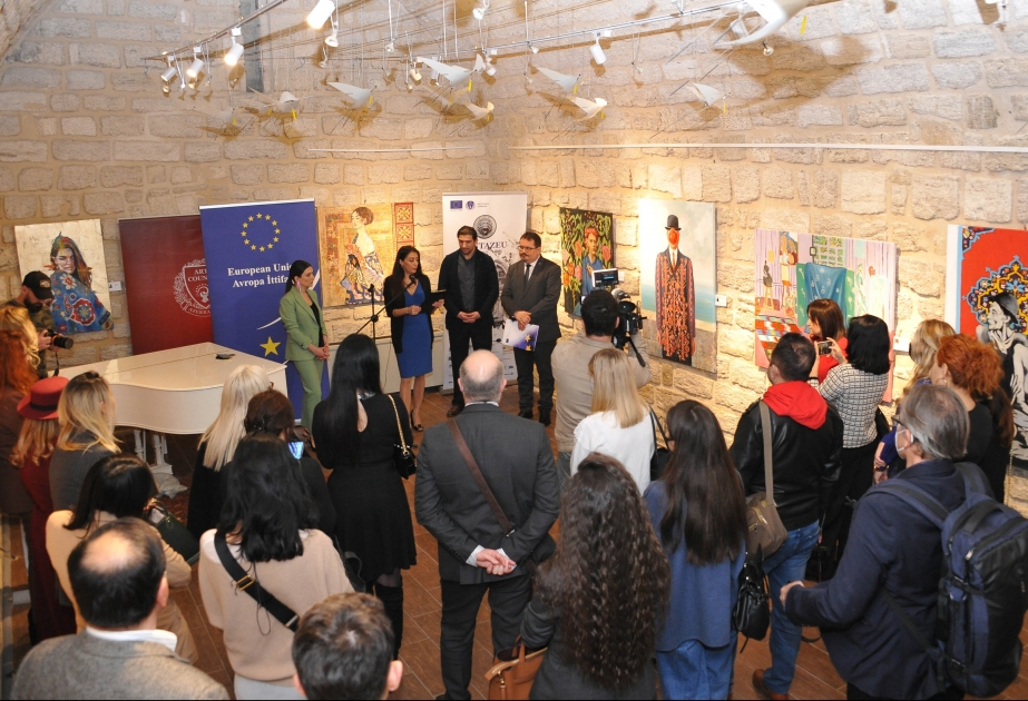 В Баку прошла персональная выставка художницы Фариды Гараевой "Смешанная красота"