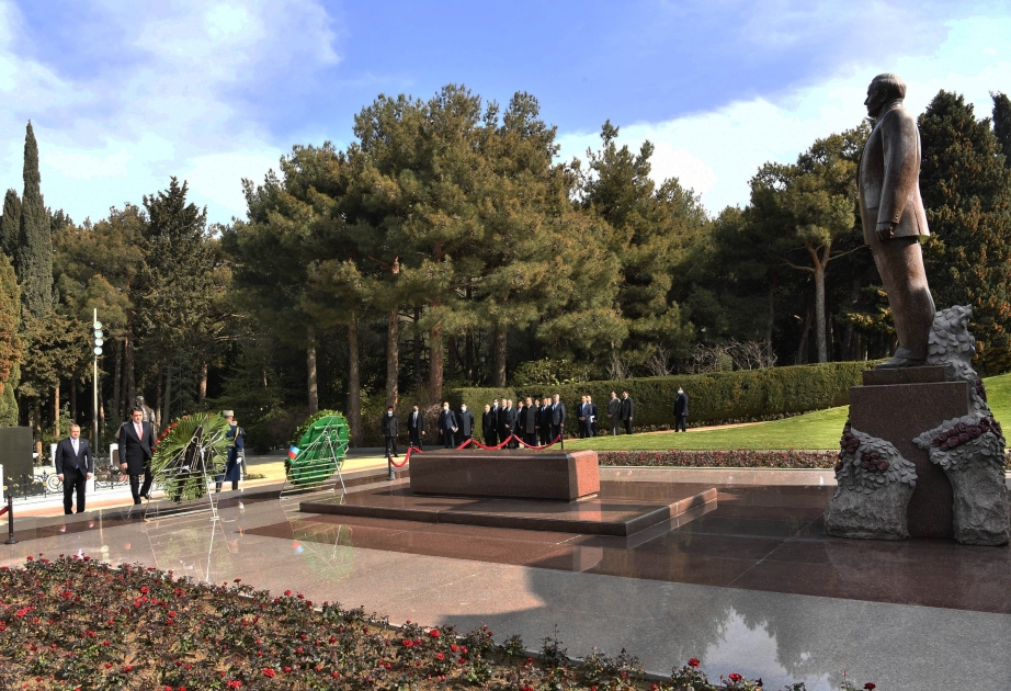 Chairman of Tajik National Assembly pays respect to national leader Heydar Aliyev and Azerbaijani heroes
