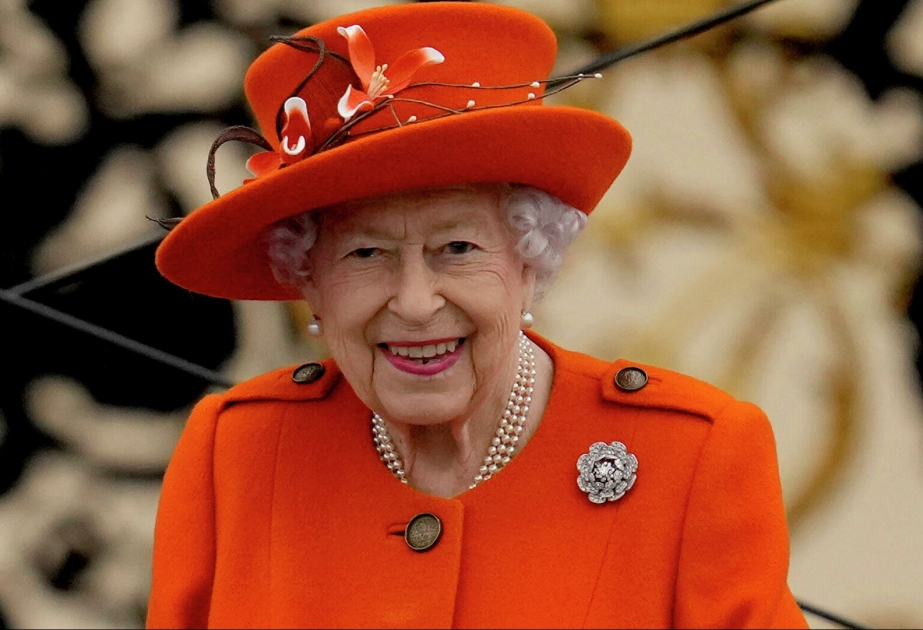 Kraliça II Elizabet Ukrayna qaçqınlarına yardım fonduna ianə edib