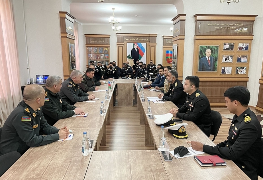 Reunión con la delegación pakistaní en la Academia Militar de las Fuerzas Armadas de Azerbaiyán