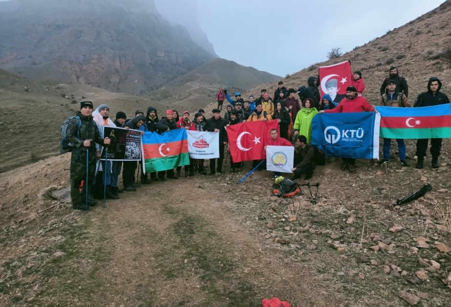 阿塞拜疆和土耳其登山者登上哈查达格山