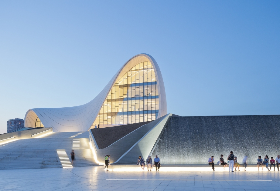 Centro Heydar Aliyev - un hito monumental y símbolo de la Bakú moderna