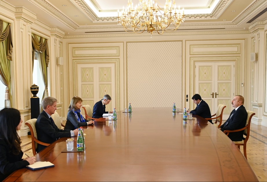 Президент Ильхам Алиев принял торгового посланника премьер-министра Великобритании по Азербайджану 
  ОБНОВЛЕНО ВИДЕО

