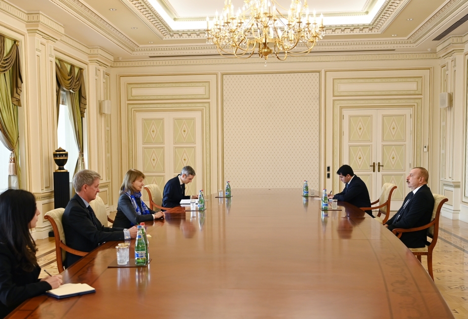 El presidente de Azerbaiyán recibió a la enviada comercial del primer ministro británico