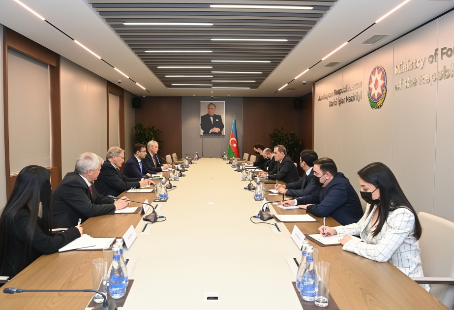 Representantes del centro de reflexión estadounidense reciben información sobre los trabajos de reconstrucción en curso en los territorios liberados azerbaiyanos