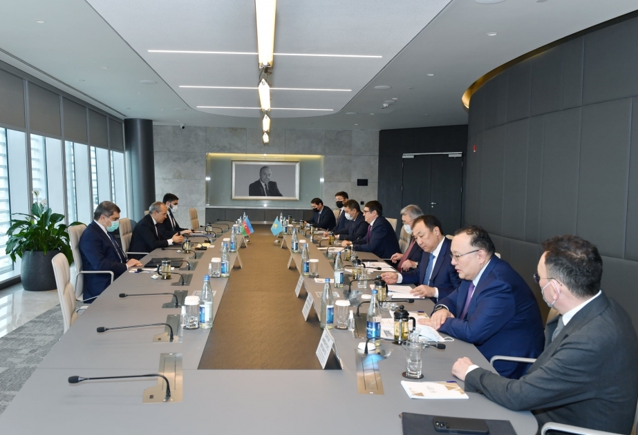 Ministro de Economía se reúne con el director de una empresa kazaja
