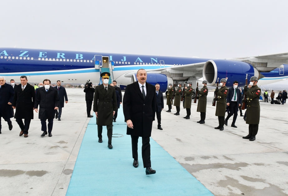 El Presidente Ilham Aliyev llega a Turquía en visita de trabajo