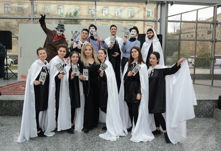 В вестибюле метростанции «Ичеришехер» представлен интересный проект под названием «Везде театр» ВИДЕО
