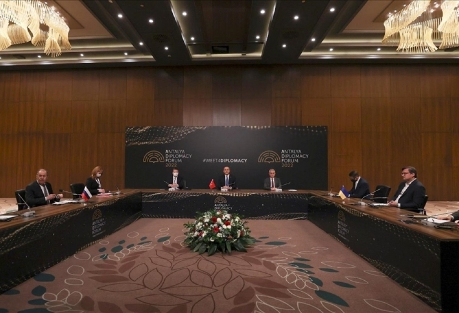 Los ministros de Exteriores de Turquía, Ucrania y Rusia concluyen su reunión