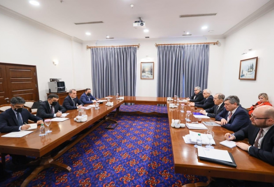 Azərbaycanın xarici işlər naziri rusiyalı həmkarı ilə Ukraynadakı vəziyyəti müzakirə edib