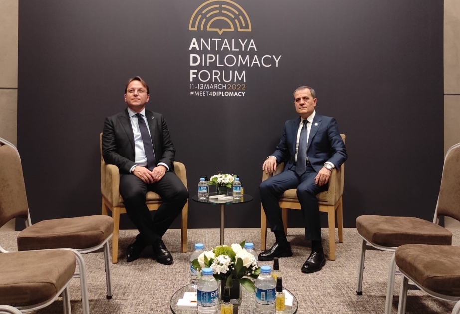 Le ministre azerbaïdjanais des Affaires étrangères Djeyhoun Baïramov rencontre le commissaire européen Oliver Varhelyi