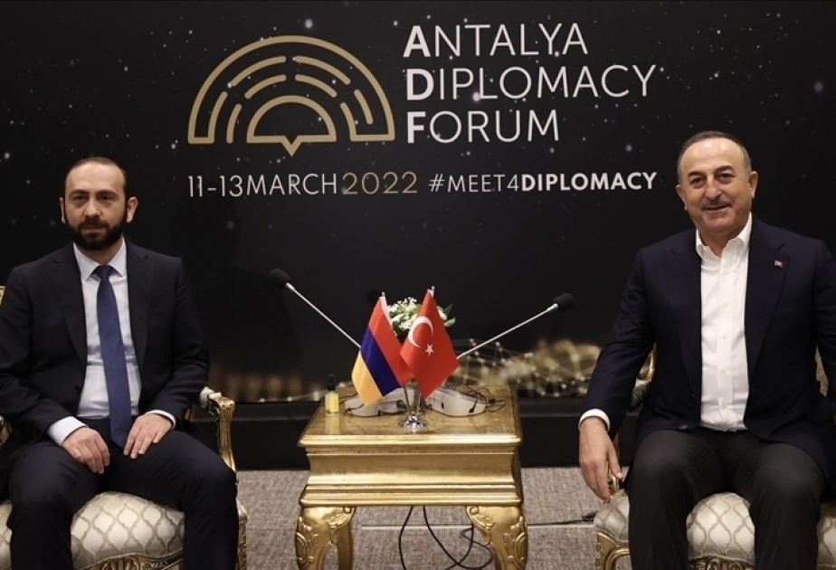 Les ministres des Affaires étrangères turc et arménien se rencontrent à Antalya