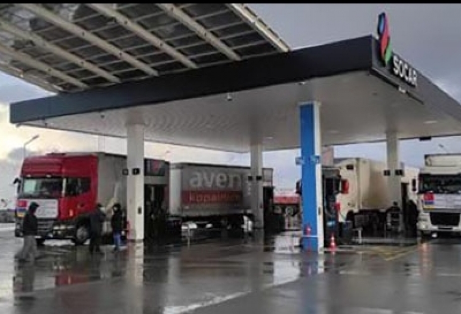 SOCAR suministra combustible a los vehículos que entregan ayuda humanitaria desde Turquía a Ucrania