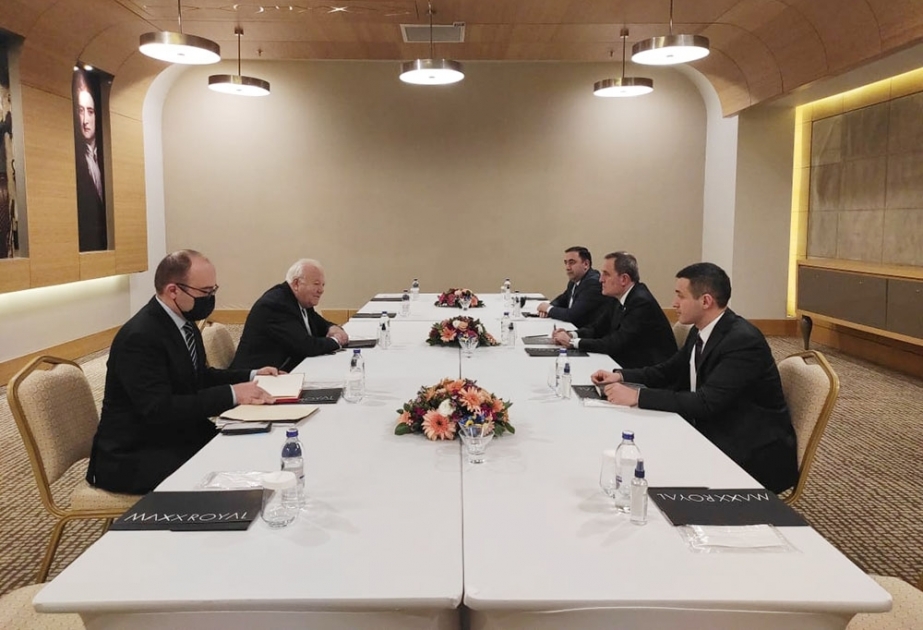 Canciller de Azerbaiyán se reúne con el alto representante de la Alianza de Civilizaciones de la ONU