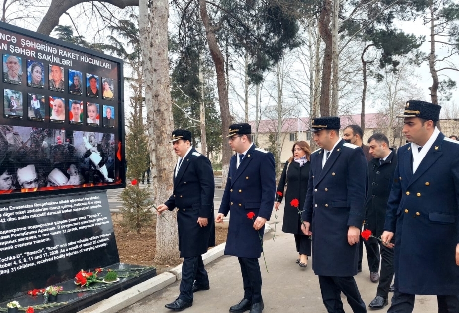 Los participantes en la conferencia organizada por la Fiscalía General de Azerbaiyán conmemoran a las víctimas del terrorismo armenio en Ganja