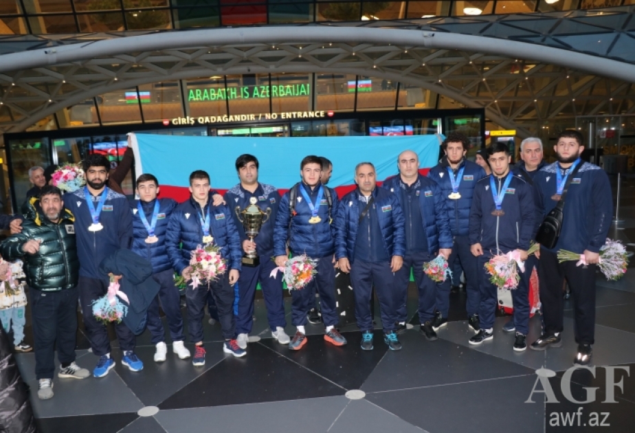 U-23 Avropa çempionatının qalibi olan sərbəst güləş üzrə millimiz Vətənə qayıdıb