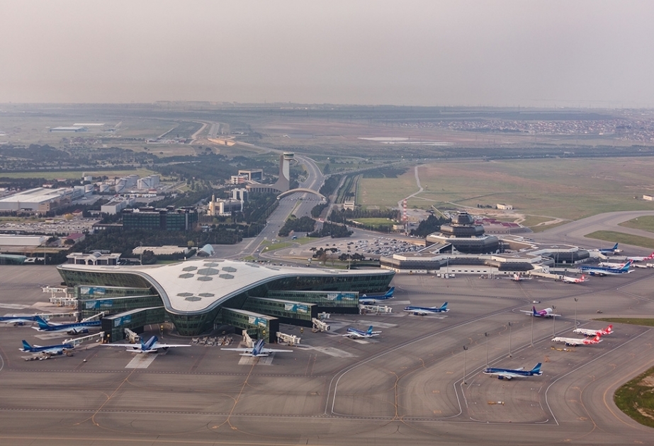 El tráfico de pasajeros en los aeropuertos internacionales de Azerbaiyán aumentó casi un 200%