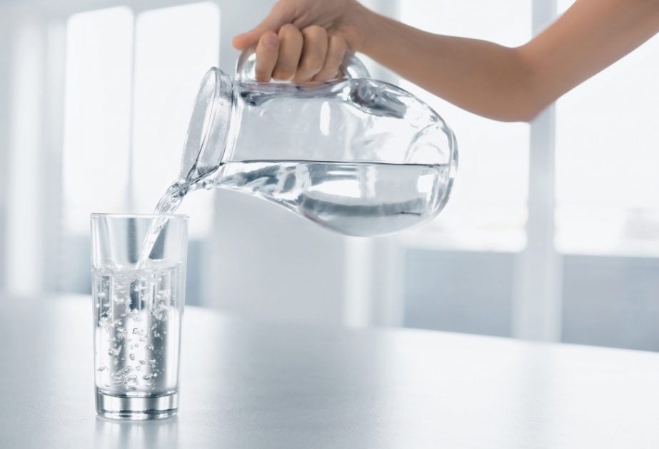Los beneficios de beber agua con el estómago vacío por la mañana - AZERTAC