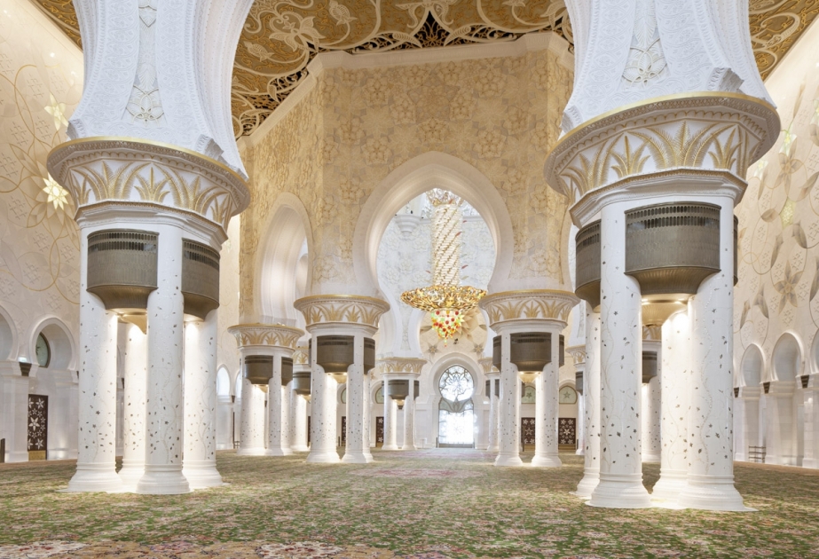 La Gran Mezquita del Jeque Zayed alberga la mayor alfombra tejida a mano del mundo