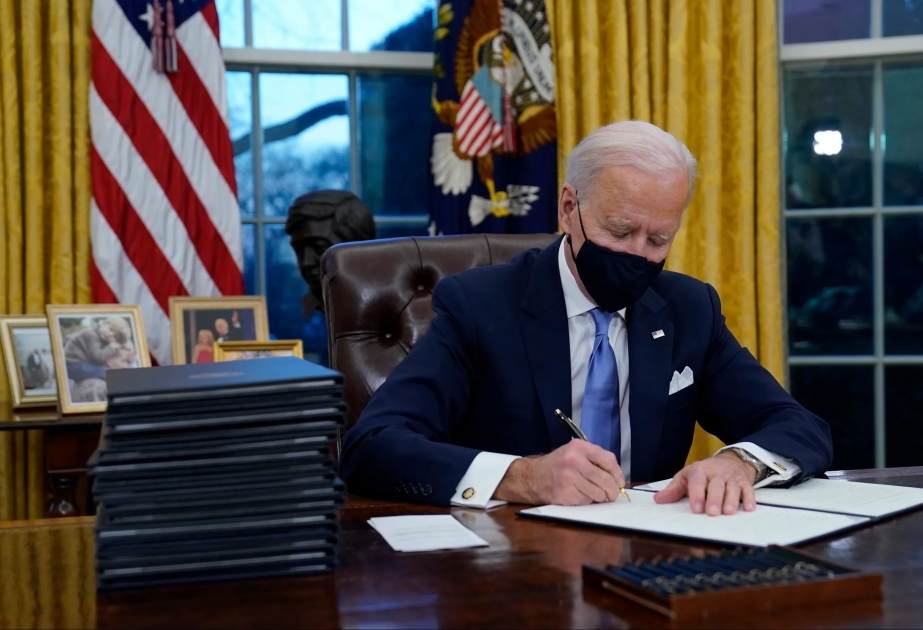 Joe Biden firma un documento sobre la ayuda a Ucrania