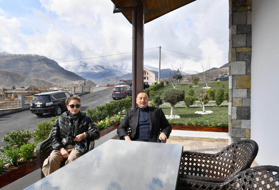 Präsident Ilham Aliyev und First Lady Mehriban Aliyeva zu Besuch in Siedlung Sugovuschan der Terter Region Sie inspizieren an Privathaus in der Siedlung Sugovuschan durchgeführte Renovierungsarbeiten VIDEO