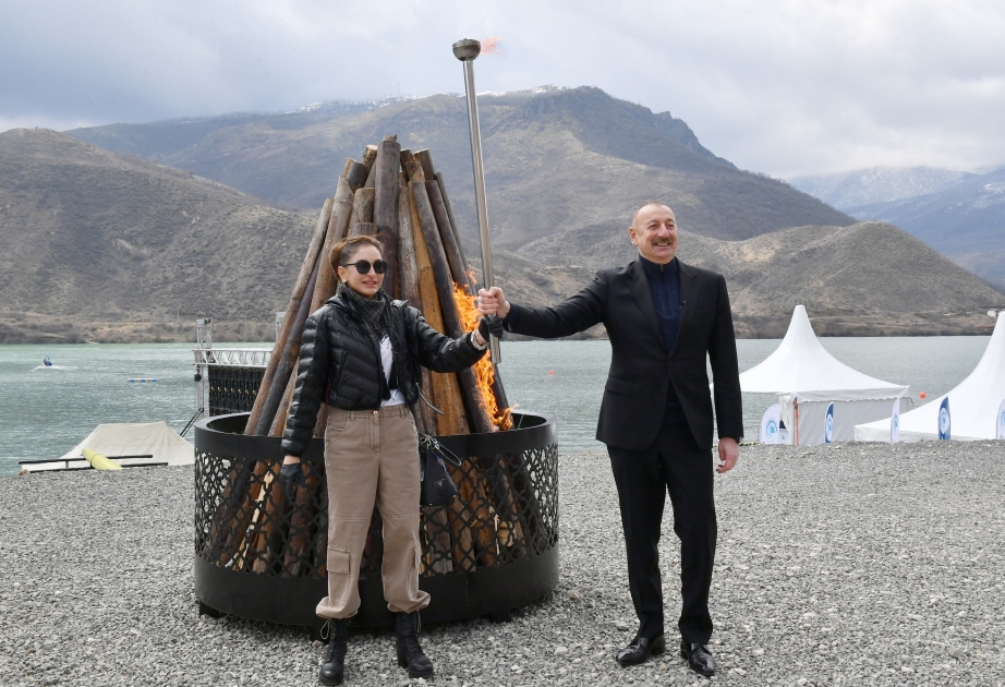 Sugovuschan: Präsident Ilham Aliyev und First Lady Mehriban Aliyeva zünden Novruz-Feuer in Sugovuschan an VIDEO
