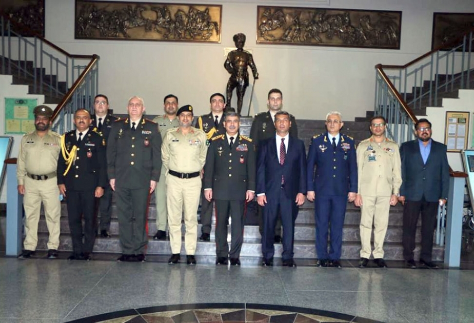 Müdafiə naziri Zakir Həsənov Pakistan Ordu Muzeyini ziyarət edib