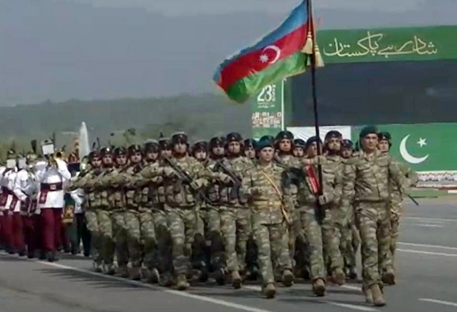 Militares azerbaiyanos participan en el desfile militar en el Día de Pakistán