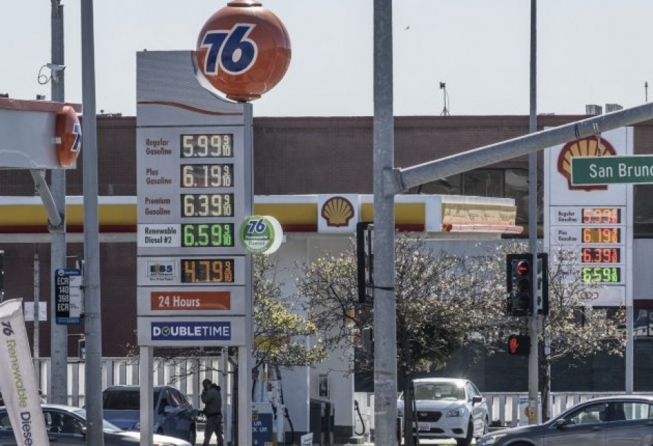 Губернатор Калифорнии Гэвин Ньюсом предлагает жителям штата чеки на 400 долларов в связи с повышением цен на бензин