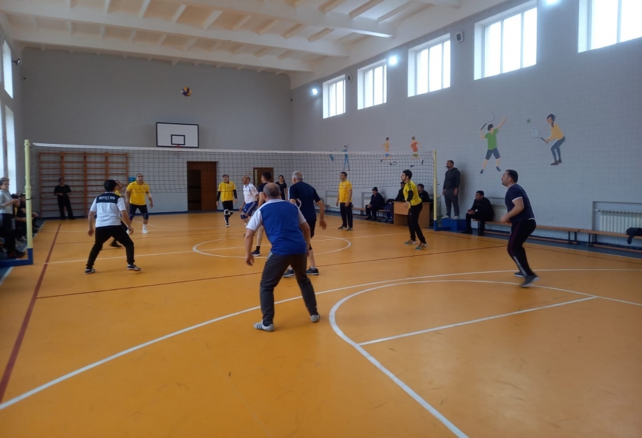 Orta ümumtəhsil müəssisələrinin müəllimləri arasında voleybol üzrə turnir keçirilib