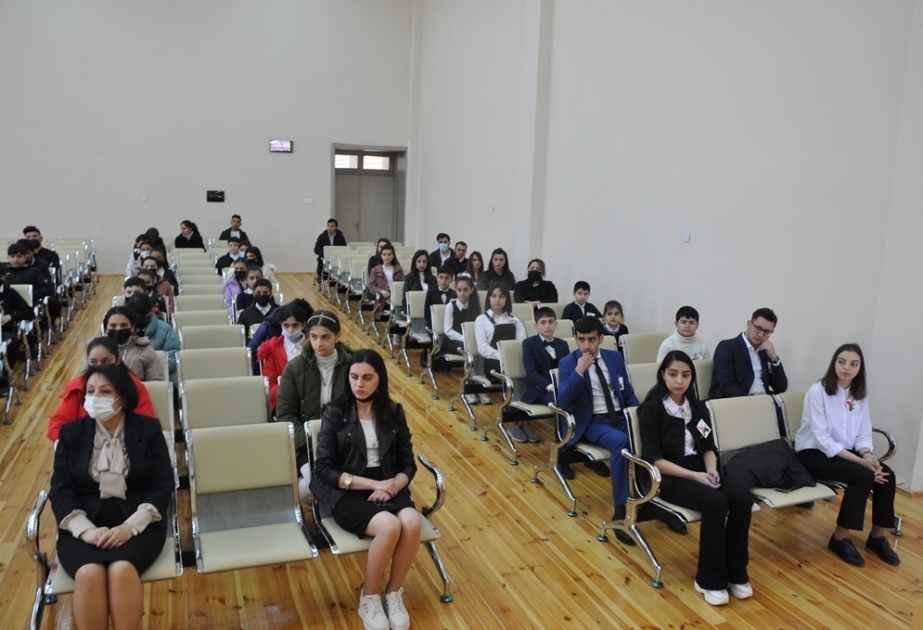 Tələbələr məktəbliləri Mart soyqırımı barədə məlumatlandırıblar