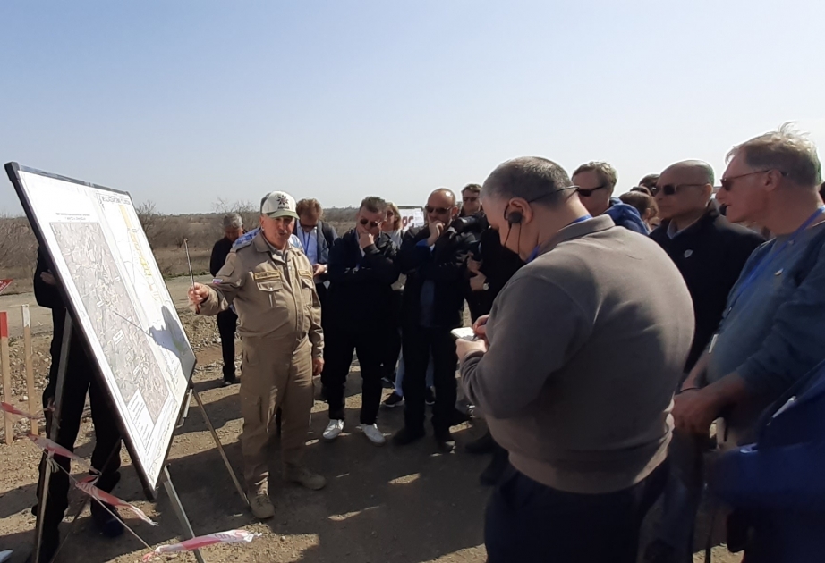 Aghdam: les participants d’une conférence internationale observent des opérations de déminage