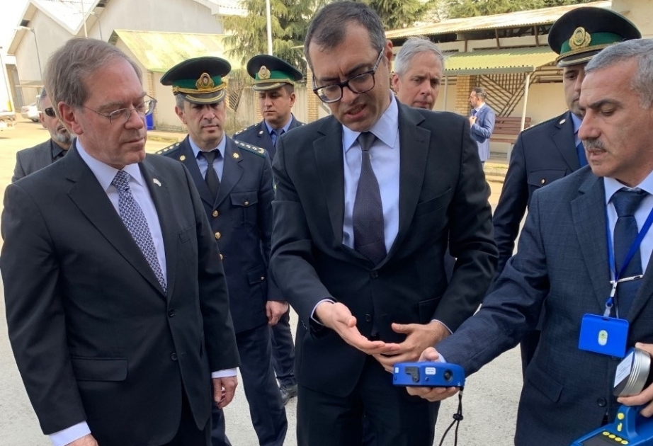 Embajador estadounidense revisa el equipo donado por su país al Comité Estatal de Aduanas de Azerbaiyán