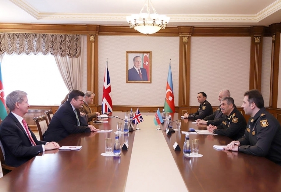 讨论阿塞拜疆与英国国防合作的问题

