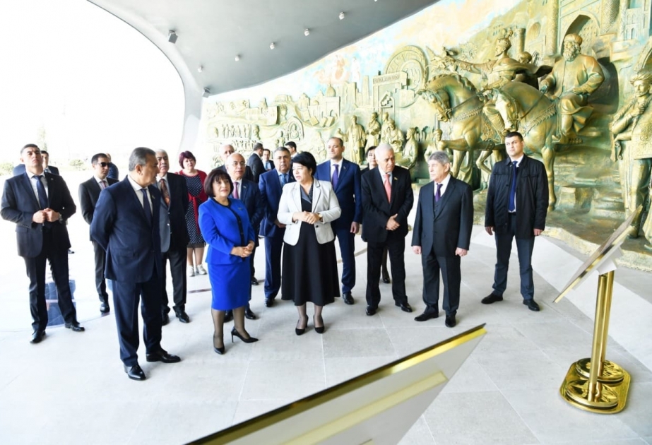 Azərbaycan Milli Məclisinin nümayəndə heyəti Özbəkistanda Müstəqillik abidəsini ziyarət edib