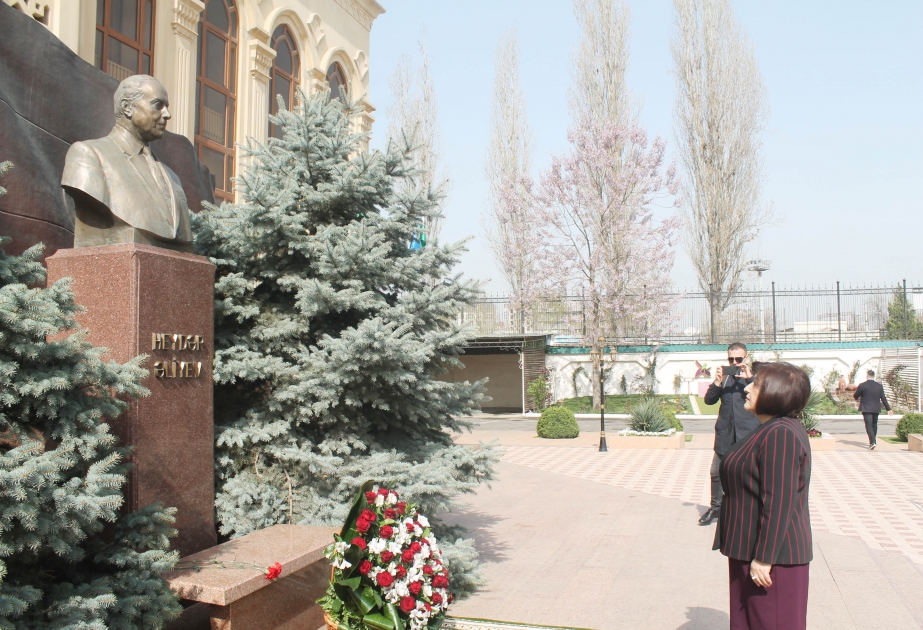 Azərbaycanın parlament nümayəndə heyəti Özbəkistandakı Heydər Əliyev adına Mədəniyyət Mərkəzində olub