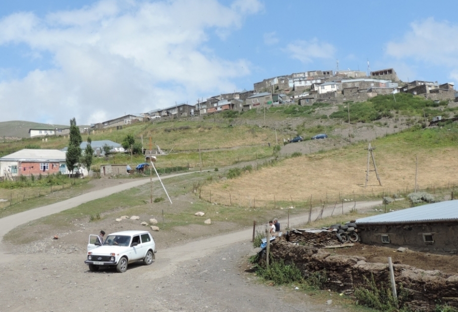 高加索山脉陡峭岩石之间的迷人风景 图片