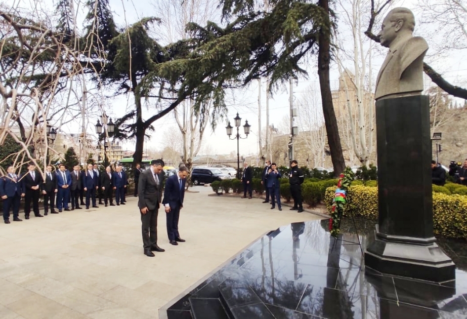 Azerbaijani minister visits monument to national leader Heydar Aliyev in Tbilisi
