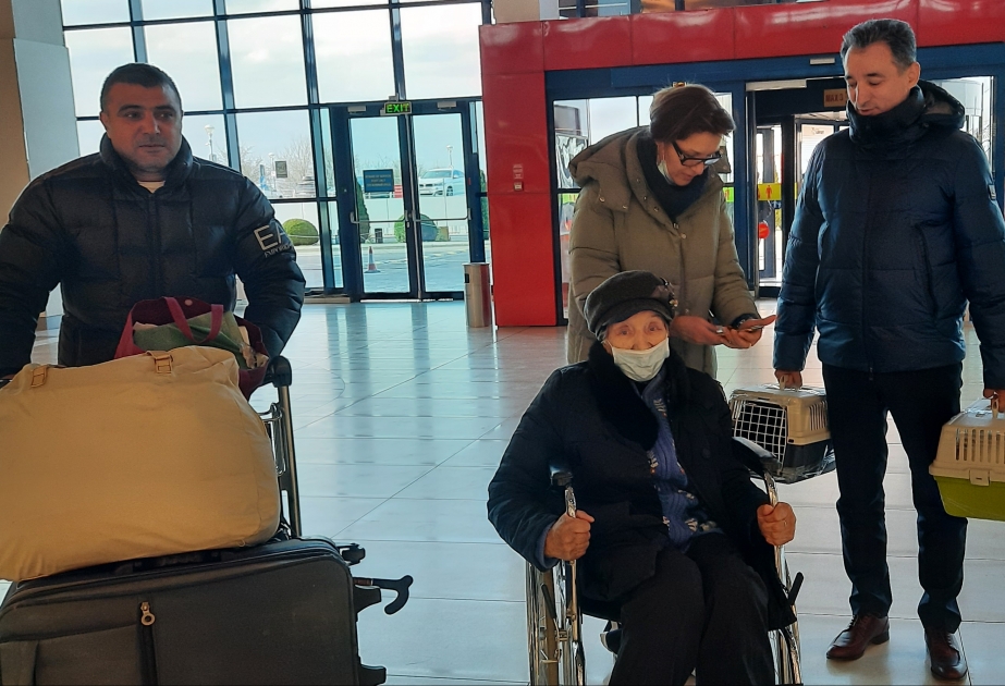 Ukraynadan təxliyə olunan Azərbaycanın Milli Qəhrəmanı Viktor Seryoginin ailəsi Moldovadan Bakıya yola salınıb VİDEO