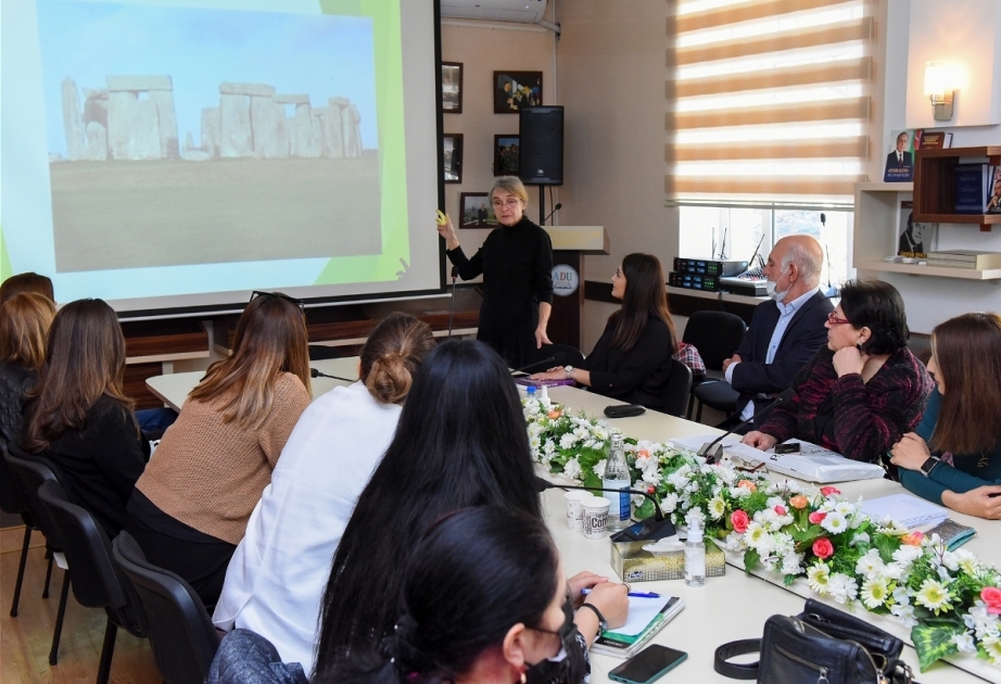 Profesora estadounidense imparte seminario en la Universidad de Lenguas de Azerbaiyán