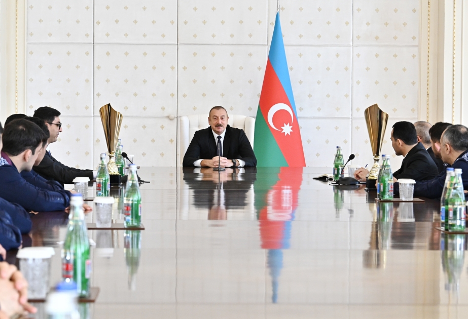 El presidente recibe a los participantes del equipo azerbaiyano en el Campeonato Europeo de Lucha en Hungría