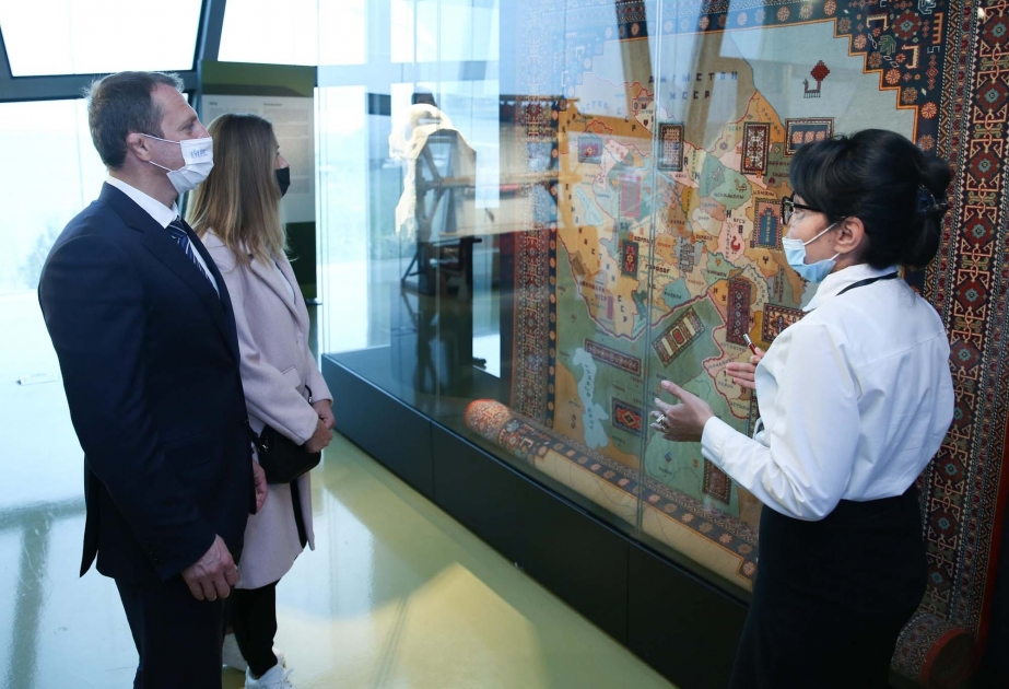 El ministro de Cultura israelí visita la exposición del Museo de la Alfombra