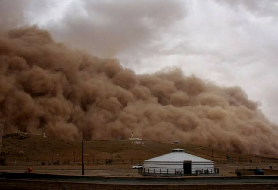 Мощная желтая пыльная буря накрыла Улан-Батор
