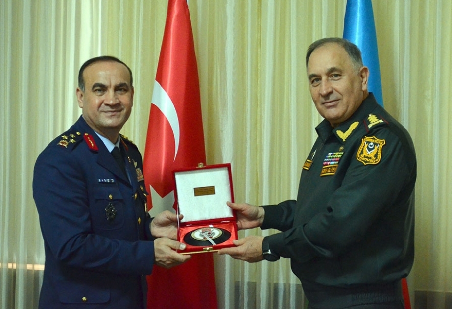 El Jefe del Estado Mayor del Ejército de Azerbaiyán se reúne con una delegación turca